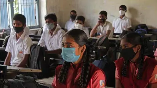 Pimple-Saudagar school में दो शिफ्ट लागू होने से अभिभावक नाराज