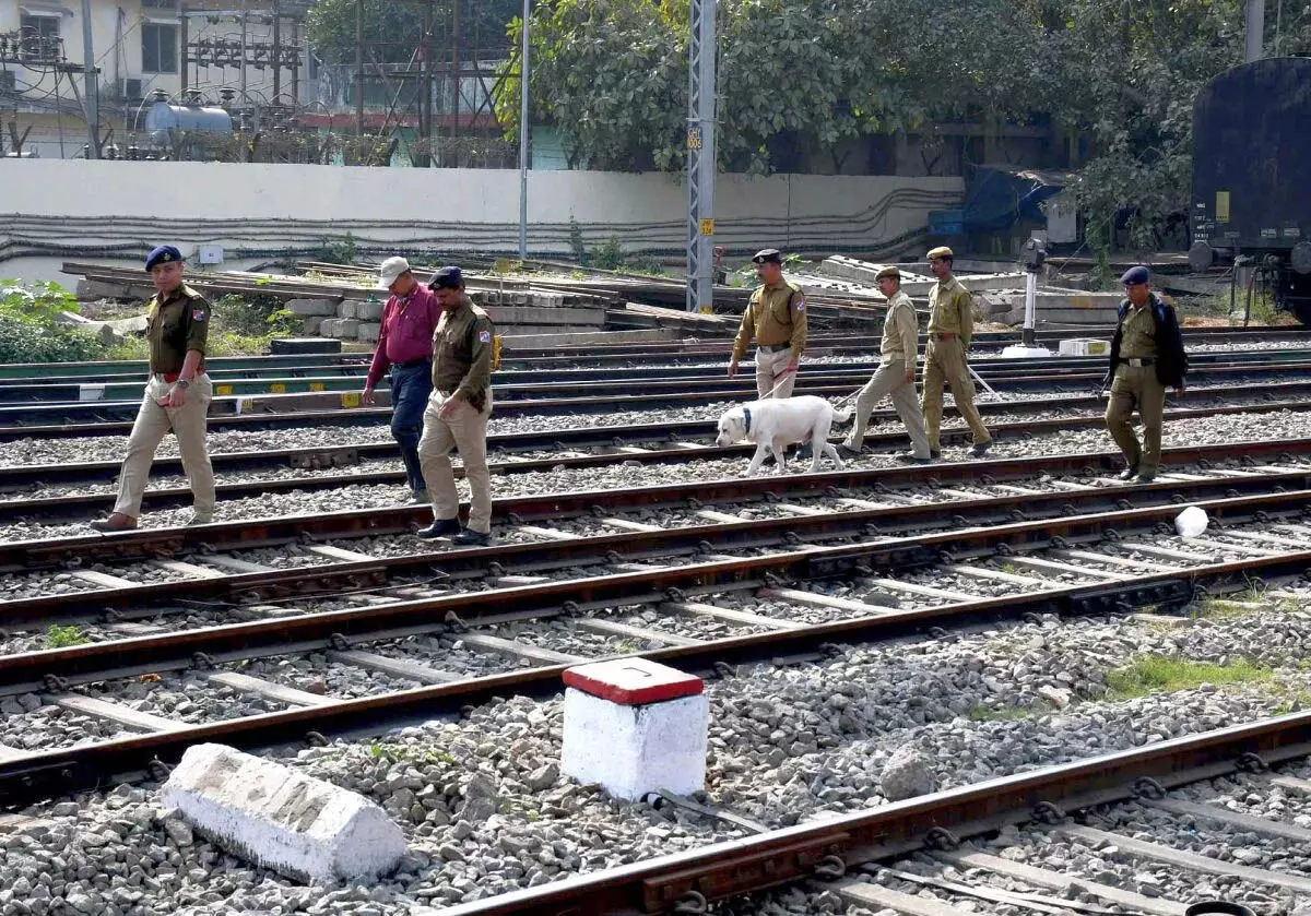 Railway track पर लोहे की रॉड फेंकने के आरोप में 20 वर्षीय युवक गिरफ्तार