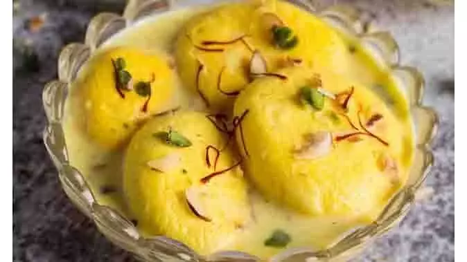 Rasmalai Recipe: मीठा खाने के हैं शौकीन तो घर परबनाएं रसमलाई