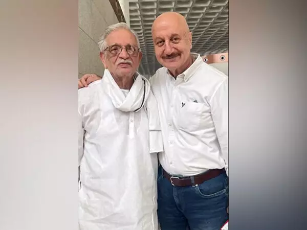 Anupam Kher ने गुलज़ार से मिलने का अपना अनुभव साझा किया