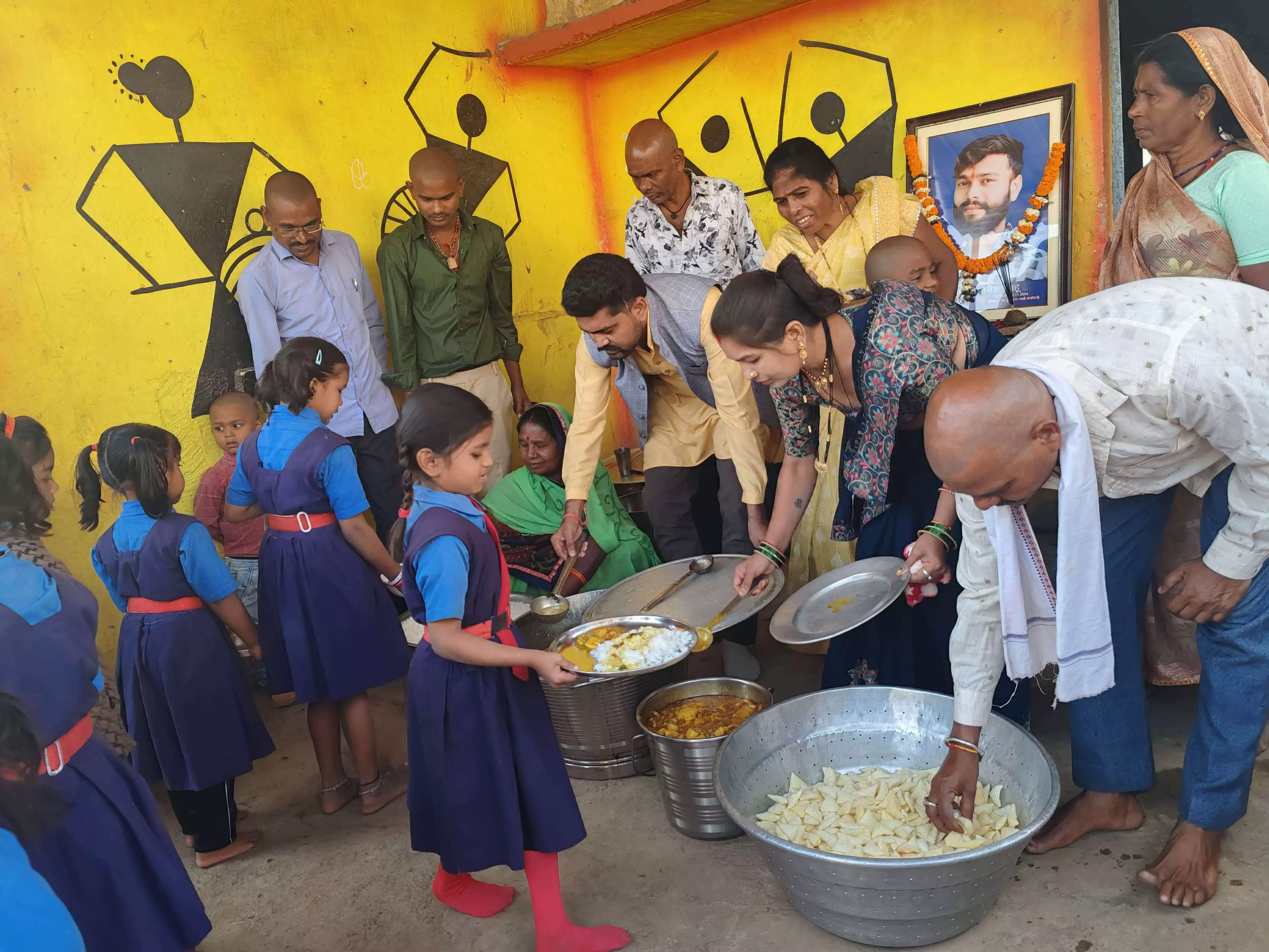 स्कूल में न्योता भोज का किया आयोजन मे शामिल हुआ : अशवंत तुषार साहू