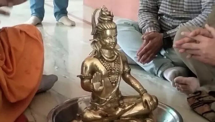 Shamli: गन्ने के खेत में दबी मिली भगवान शिव की मूर्ति