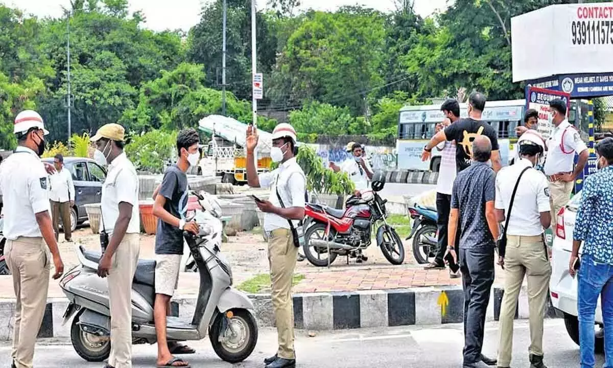 Telangana : ट्रैफिक पुलिस बदमाश चालकों पर लगाम लगाने के लिए सक्रिय