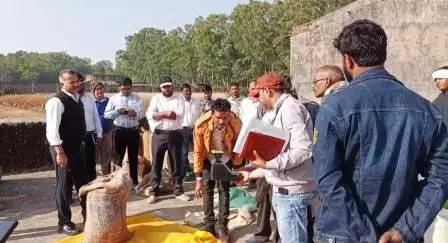 मैनपाट और सीतापुर के धान खरीदी केंद्रों के निरीक्षण पर पहुंचे कलेक्टर