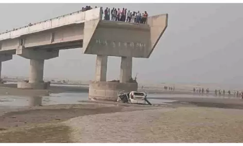 Bareilly: दर्दनाक हादसा, गूगल मैप की मदद से आ रही कार अधूरे पुल पर चढ़ी, तीन की मौत Bareilly: दर्दनाक हादसा, गूगल मैप की मदद से आ रही कार अधूरे पुल पर चढ़ी, तीन की मौत