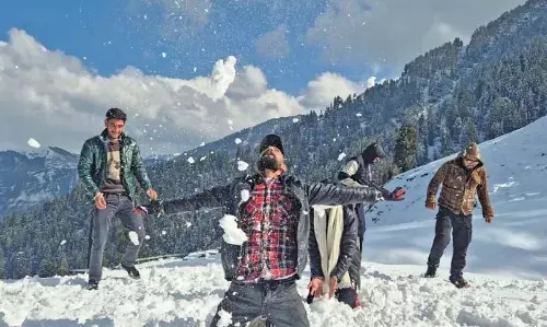 J&K: भद्रवाह में मौसम की पहली बर्फबारी