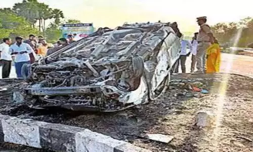 WEH पर आनंद यात्रा के दौरान कार के डिवाइडर से टकराने से दो किशोरों की मौत WEH पर आनंद यात्रा के दौरान कार के डिवाइडर से टकराने से दो किशोरों की मौत