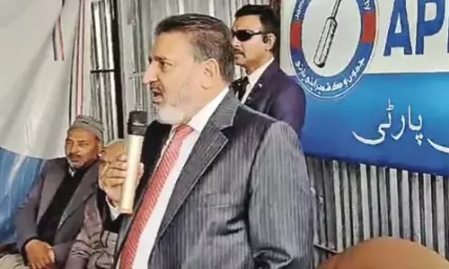 लोगो को अप्राप्ति योग्य प्रतिबद्धताओं से गुमराह किया गया था: Altaf Bukhari लोगो को अप्राप्ति योग्य प्रतिबद्धताओं से गुमराह किया गया था: Altaf Bukhari