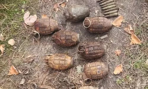 Security forces ने हंदवाड़ा के वन क्षेत्र में आतंकवादी ठिकाने का भंडाफोड़ किया Security forces ने हंदवाड़ा के वन क्षेत्र में आतंकवादी ठिकाने का भंडाफोड़ किया