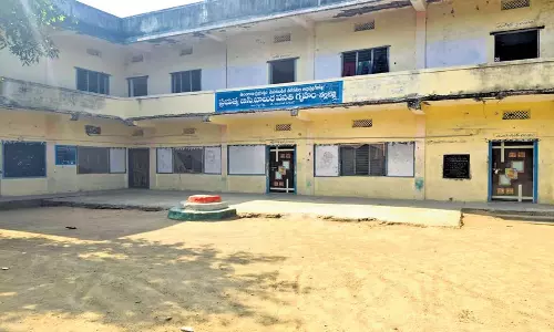 Telangana: छात्रावास में छात्र फर्श पर सोने को मजबूर Telangana: छात्रावास में छात्र फर्श पर सोने को मजबूर