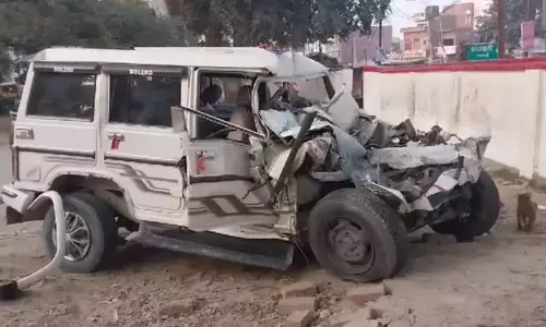 बोलेरो और बस की टक्कर में 5 की मौत, 4 घायल, VIDEO