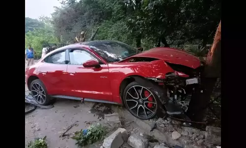 TG: बंजारा हिल्स में मर्सिडीज बेंज सड़क के बीच में दुर्घटनाग्रस्त हुई