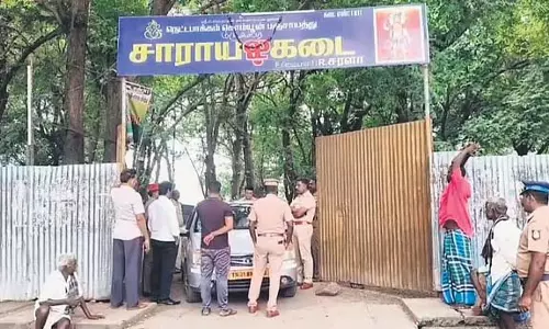 तमिलनाडु और पुडुचेरी पुलिस के बीच लाइसेंसी अरक की दुकान पर छापेमारी को लेकर नोकझोंक तमिलनाडु और पुडुचेरी पुलिस के बीच लाइसेंसी अरक की दुकान पर छापेमारी को लेकर नोकझोंक