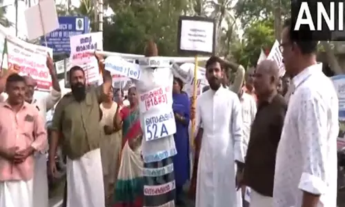 Kerala: कोच्चि में लोगों ने वक्फ अधिनियम के खिलाफ प्रदर्शन किया