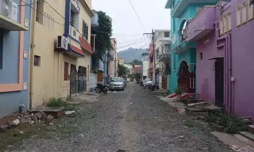 वेल्लोर में सड़क पर ढीली बजरी, नालियों की कमी से लोग परेशान वेल्लोर में सड़क पर ढीली बजरी, नालियों की कमी से लोग परेशान