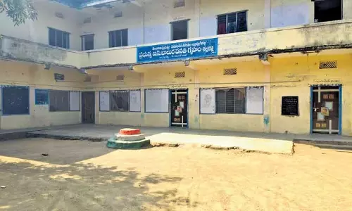 Telangana छात्रावास की जर्जर स्थिति के कारण छात्र फर्श पर सोने को मजबूर