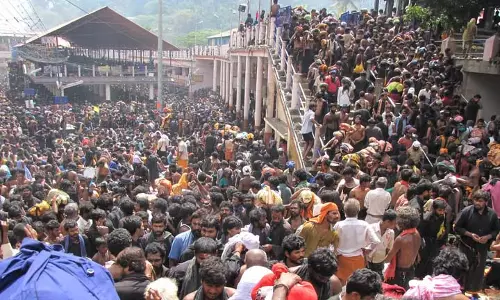 Kerala: सबरीमाला में पेड़ की टहनी गिरने से तीर्थयात्री घायल Kerala: सबरीमाला में पेड़ की टहनी गिरने से तीर्थयात्री घायल