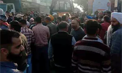 Ludhiana : सुबह-सुबह गर्माया माहौल, भारी पुलिस फोर्स तैनात Ludhiana : सुबह-सुबह गर्माया माहौल, भारी पुलिस फोर्स तैनात