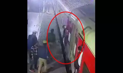 OMG LIVE वीडियो: रेलवे स्टेशन पर चलती ट्रेन से गिरी महिला, पुलिसकर्मी ने ऐसे सेकंड्स में बचाई जान OMG LIVE वीडियो: रेलवे स्टेशन पर चलती ट्रेन से गिरी महिला, पुलिसकर्मी ने ऐसे सेकंड्स में बचाई जान