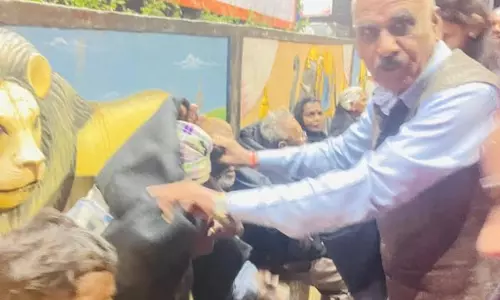 वक्ता मंच ने नि:शुल्क कंबल का किया वितरण