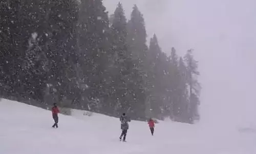 Snowfall के कारण बाधित हुई सड़कों पर यातायात बहाल