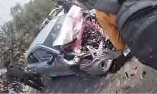 UP accident:  कार और ट्रक में टक्कर, दो किशोरों की मौत