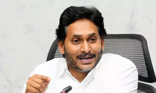 Jagan ने फीस प्रतिपूर्ति बकाया को लेकर आंध्र प्रदेश सरकार की आलोचना की Jagan ने फीस प्रतिपूर्ति बकाया को लेकर आंध्र प्रदेश सरकार की आलोचना की