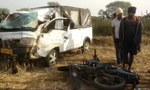 खेत में दौड़ी बाराती गाड़ी, 6 लोगों की हालत गंभीर