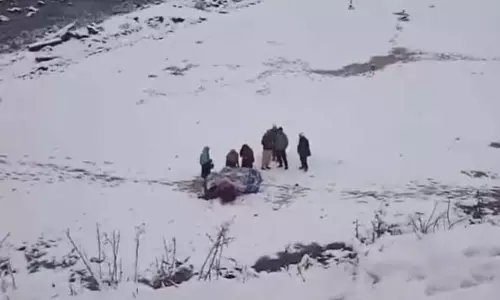 J&K: बर्फ से ढकी कुपवाड़ा सड़क पर महिला ने बच्चे को जन्म दिया