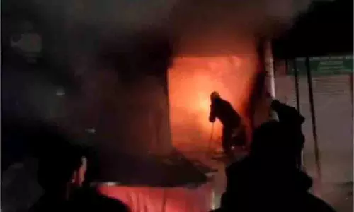 जम्मू-कश्मीर: बाजार में लगी भीषण आग, भागे लोग