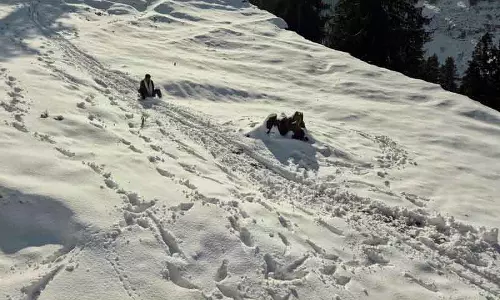 Jammu: मौसम की पहली बर्फबारी से भद्रवाह में दो महीने का सूखा खत्म
