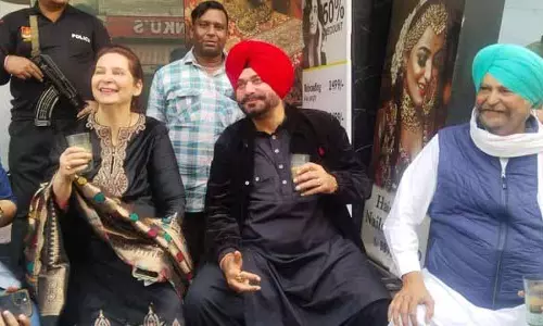सिद्धू दंपत्ति ने Amritsar में चाय की दुकान पर चाय का आनंद लिया