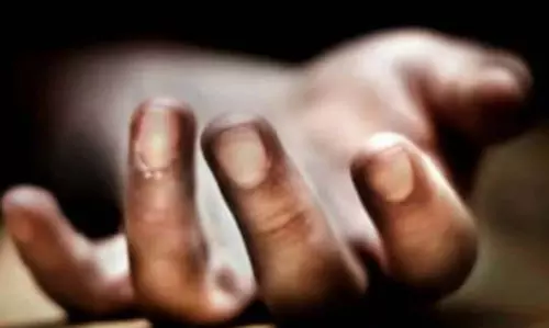 Balasore में चाय से लदा कंटेनर टोल प्लाजा गेट से टकराया, चालक की जलकर मौत Balasore में चाय से लदा कंटेनर टोल प्लाजा गेट से टकराया, चालक की जलकर मौत