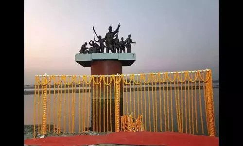 Assam : बारपेटा रोड में बीर लचित बरफुकन की 402वीं जयंती उत्साह के साथ मनाई Assam : बारपेटा रोड में बीर लचित बरफुकन की 402वीं जयंती उत्साह के साथ मनाई