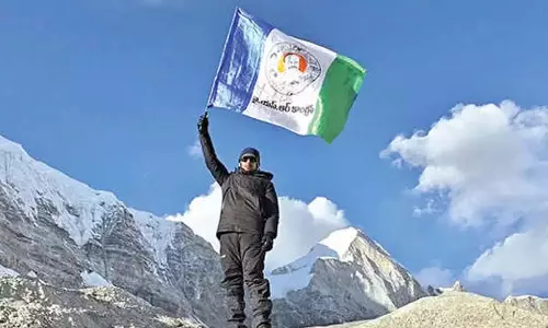 भुमना अभिनय ने एवरेस्ट बेस कैंप पर YSRCP का झंडा फहराया भुमना अभिनय ने एवरेस्ट बेस कैंप पर YSRCP का झंडा फहराया