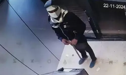 ATM में चोरी का प्रयास, कुल्हाड़ी लेकर पहुंचा था नकाबपोश बदमाश