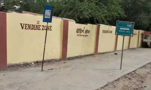 Mathura: वेंडिंग जोन तैयार, नहीं हुआ दुकानों का आवंटन Mathura: वेंडिंग जोन तैयार, नहीं हुआ दुकानों का आवंटन