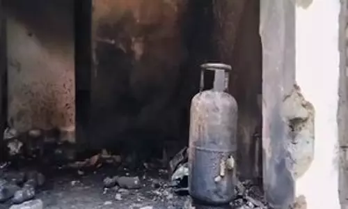 Bihar के भागलपुर में सिलेंडर फटने से पिता-पुत्र की मौत Bihar के भागलपुर में सिलेंडर फटने से पिता-पुत्र की मौत