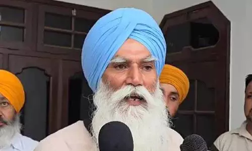 सांसद अमृतपाल के पिता ने PU प्रदर्शनकारियों से मुलाकात की सांसद अमृतपाल के पिता ने PU प्रदर्शनकारियों से मुलाकात की