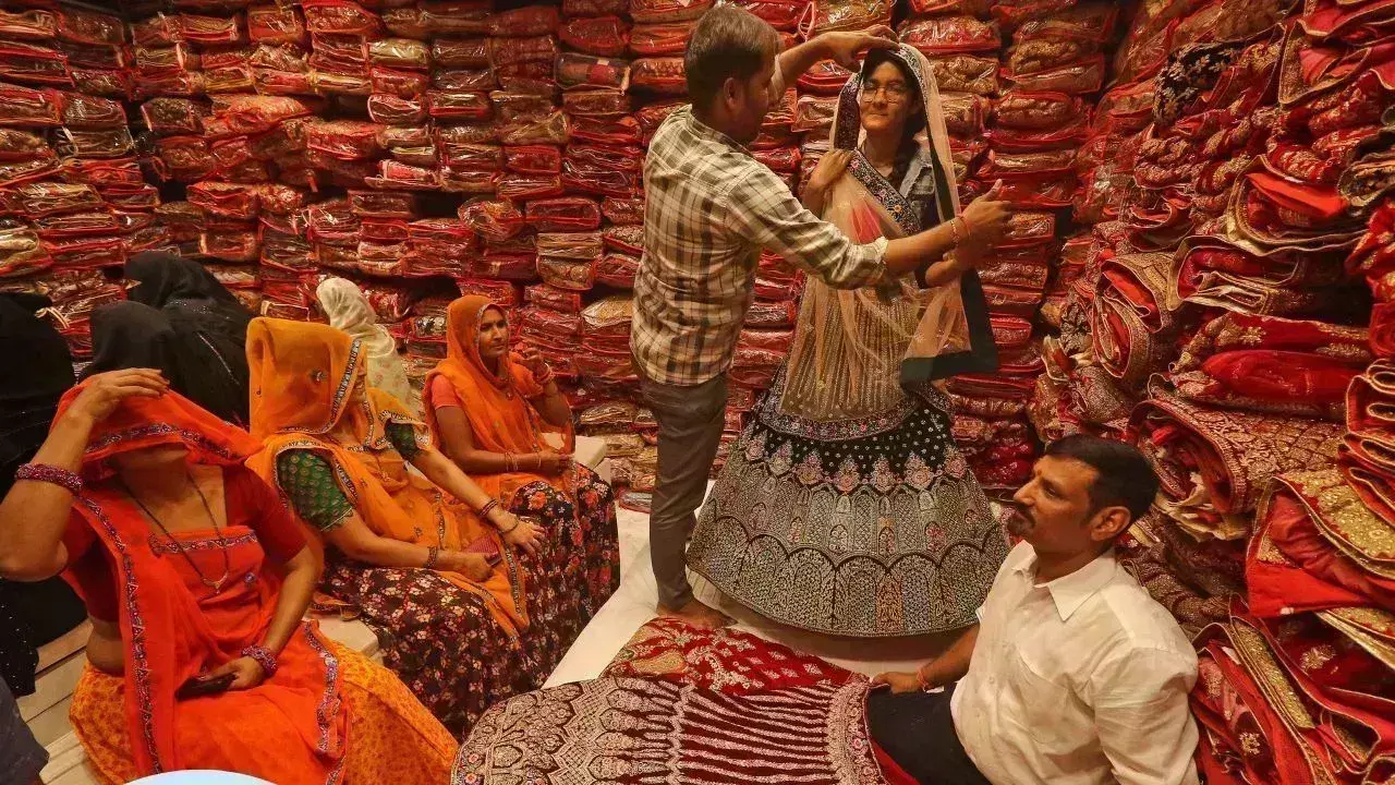 Lifestyle: शादी में पहनने जा रहीं लहंगा, ना करें ये 6 गलतियां Lifestyle: शादी में पहनने जा रहीं लहंगा, ना करें ये 6 गलतियां