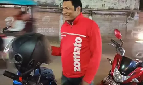 नौकरी के चक्कर में Bihar का शिक्षक अपना गुजारा चलाने के लिए बन गया खाना पहुंचाने वाला राइडर