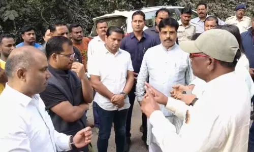 Odisha के मंत्री ने मयूरभंज में सड़क निर्माण में देरी पर नाराजगी जताई, अधिकारी को जेल में डालने को कहा