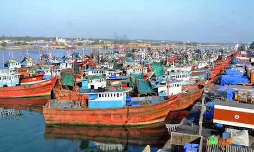 Karnataka : मालपे मत्स्य बंदरगाह में स्वच्छता सुविधाओं की कमी के कारण मछुआरे संकट में Karnataka : मालपे मत्स्य बंदरगाह में स्वच्छता सुविधाओं की कमी के कारण मछुआरे संकट में