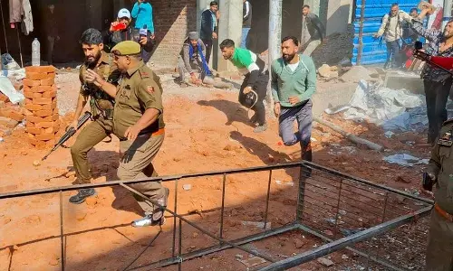 J-K में वैष्णो देवी रोपवे विवाद के बीच प्रदर्शनकारियों की पुलिस से झड़प