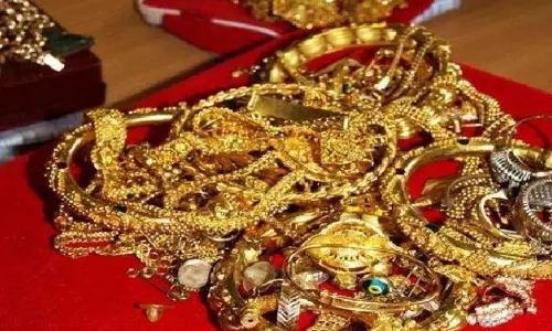 एक करोड़ के गहने दुकान से पार, कर्ज में डूबे कर्मचारी ने कर दिया ऐसा कांड, मचा हड़कंप एक करोड़ के गहने दुकान से पार, कर्ज में डूबे कर्मचारी ने कर दिया ऐसा कांड, मचा हड़कंप