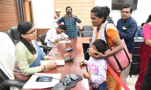 पुत्री की इलाज हेतु आर्थिक सहायता के लिए जनदर्शन में लगाई गुहार पुत्री की इलाज हेतु आर्थिक सहायता के लिए जनदर्शन में लगाई गुहार