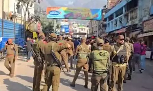 Jammu and Kashmir के कटरा कस्बे में प्रदर्शनकारियों की पुलिस से झड़प Jammu and Kashmir के कटरा कस्बे में प्रदर्शनकारियों की पुलिस से झड़प