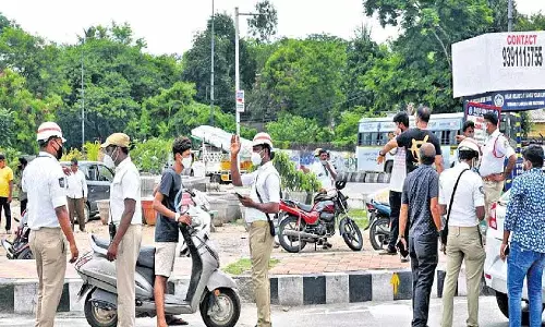 वारंगल: 5,431 आदतन यातायात नियमों का उल्लंघन करने वालों को कानूनी नोटिस जारी किए