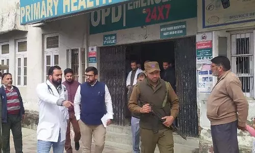 DC ने राजौरी में खराब सड़क निर्माण की जांच के आदेश दिए DC ने राजौरी में खराब सड़क निर्माण की जांच के आदेश दिए