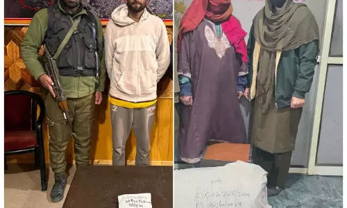 Jammu पुलिस ने दो ड्रग तस्करों सहित एक महिला को प्रतिबंधित पदार्थ के साथ गिरफ्तार किया Jammu पुलिस ने दो ड्रग तस्करों सहित एक महिला को प्रतिबंधित पदार्थ के साथ गिरफ्तार किया